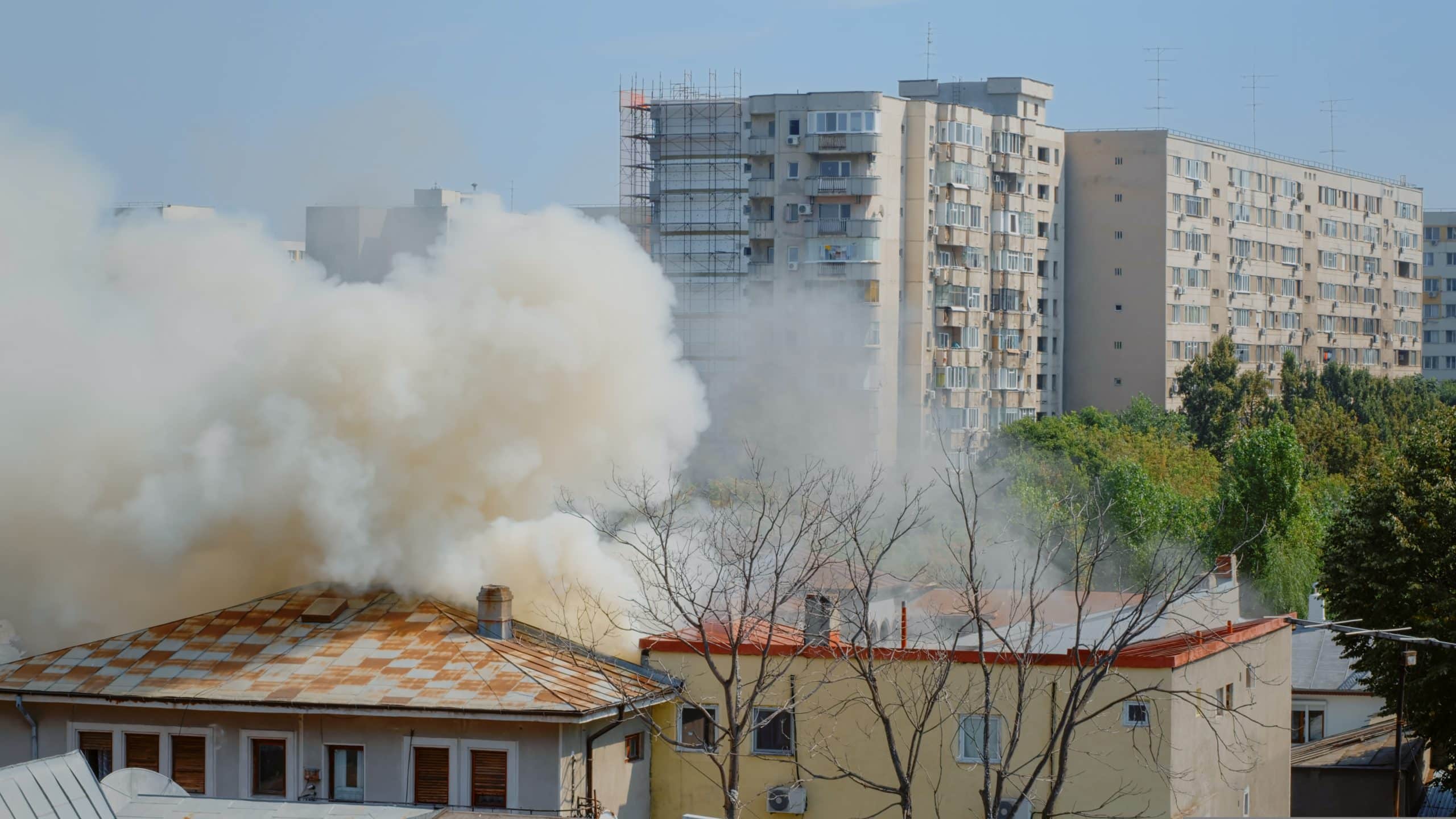 עשן מכסה בתים פרטיים ובניינים כתוצאה משריפה
